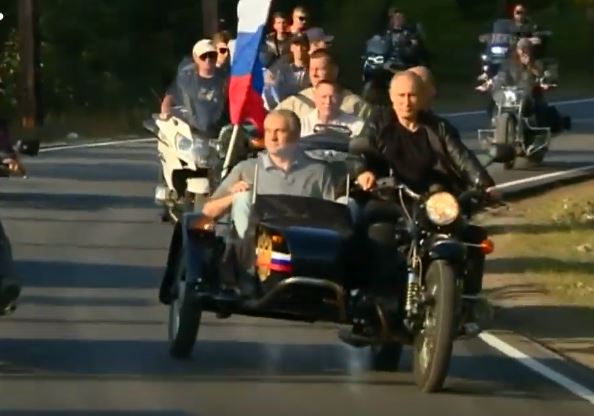 بوتين يقود دراجة نارية في شبه جزيرة القرم